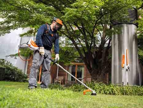 Ταχυτεντωτήρας αλυσίδας STIHL, φρένο αλυσίδας QuickStop Super, τάπα ρεζερβουάρ που ανοιγοκλείνει χωρίς εργαλεία, με αλυσίδα 1 / 4 "-PM3 για λεπτή τομή και υψηλή απόδοση κοπής. Βάρος 3,1 kg.