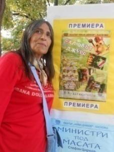 Основну школу завршила у родном месту, Гимназију у Крушевцу, Филолошки факултет у Београду (Група за југословенске књижевности и