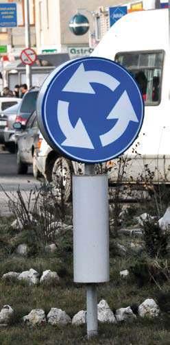 1000 1250 1500 Detalii în SR 18483 F53 Organizarea traficului pe benzi de circulație 650 850 Barele roşii au grosimea de 5 F54 Telefon de urgență (Poliție, Ambulanță, Pompieri, Depanare) 650 850 G3