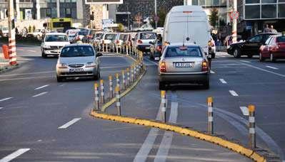 dispozitive proeminente față de nivelul drumului realizate din cauciuc vulcanizat.
