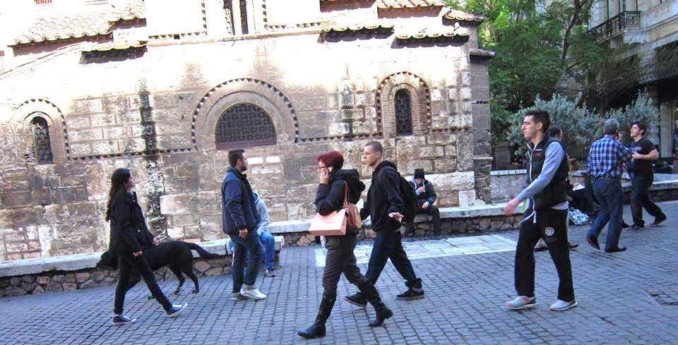 5) Με ποιο τρόπο περπατούσαν οι άνθρωποι; α) Γρήγορα β) Αργά Συμπέρασμα: Το 52% (130 άτομα) περπατούσαν με αργό ρυθμό. Δηλαδή: Περίπου 5 άτομα στα 10 περπατούσαν αργά.