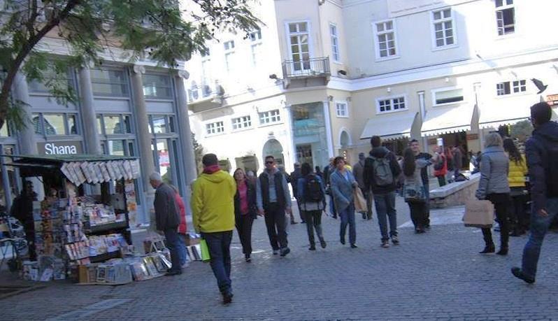 7) Οι άνθρωποι αντιδρούν σε θεάματα στον δρόμο; α) αδιαφορούν β) παρακολουθούν Συμπέρασμα: Από τα 250 άτομα που παρατηρήθηκαν οι 163 (65,2%) παρακολουθούσαν το θέαμα που προσέφερε η ομάδα μας, ενώ οι