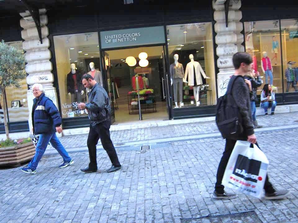 8) Πόσοι άνθρωποι που περπατούν στην Ερμού κρατάνε ψώνια; α) Κρατάνε ψώνια. β) Δεν κρατάνε ψώνια.