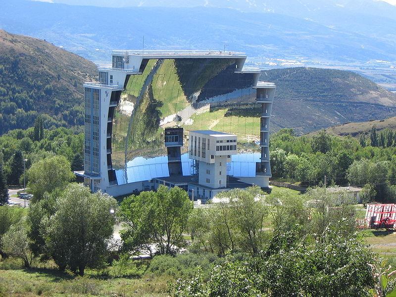 Εικόνα 6. Ηλιακός συλλέκτης με κάτοπτρα στην Γαλλία. Ο συγκεκριμένος συλλέκτης μπορεί να φτάσει υψηλές θερμοκρασίες (μέχρι και 3.800 βαθμών Κελσίου).-Εφαρμογή ηλιοθερμικών συστημάτων στην βιομηχανία.