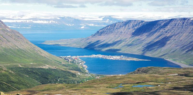 Þegar fólk vaknar til lífsins eftir skammdegið eru skíðin oft tekin fram og fólk rennir sér um fjöll og firnindi með bros á vör og sól í hjarta. En hvenær byrjaði fólk að skíða?