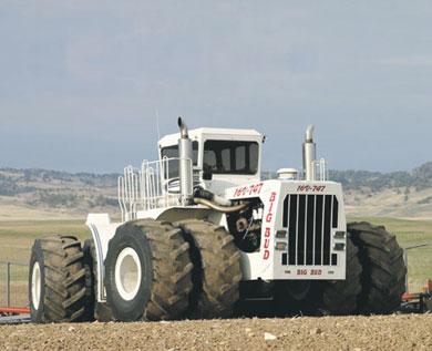 Hún var líka kölluð 16V747 Big Bud og er af framleiðanda og eigendum sögð vera stærsta dráttarvél heims, eða World largest farm Tractor. Það þykir m.a. merkilegt í dag að vélin var með 8 rása segulbandstæki auk útvarps í stýrishúsi.