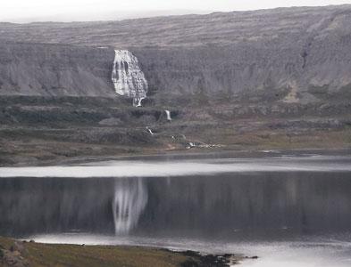 Sumar af þessum fréttum einkennast af öfund vegna velgengni í sumum atvinnugreinum og aðrar af háu verðlagi fyrirtækja.