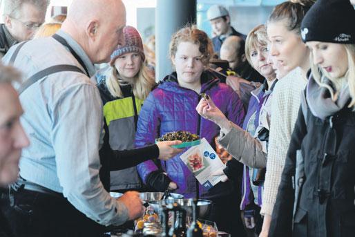 Góð aðsókn á Matarmarkað Búrsins í Hörpu Ljósmyndari Bændablaðsins brá sér í Hörpu síðdegis á sunnudaginn og fangaði stemninguna á Matarmarkaði Búrsins.