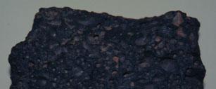 Tamna, sitnozrna, ekstruzivna stena (vulkanska stena)