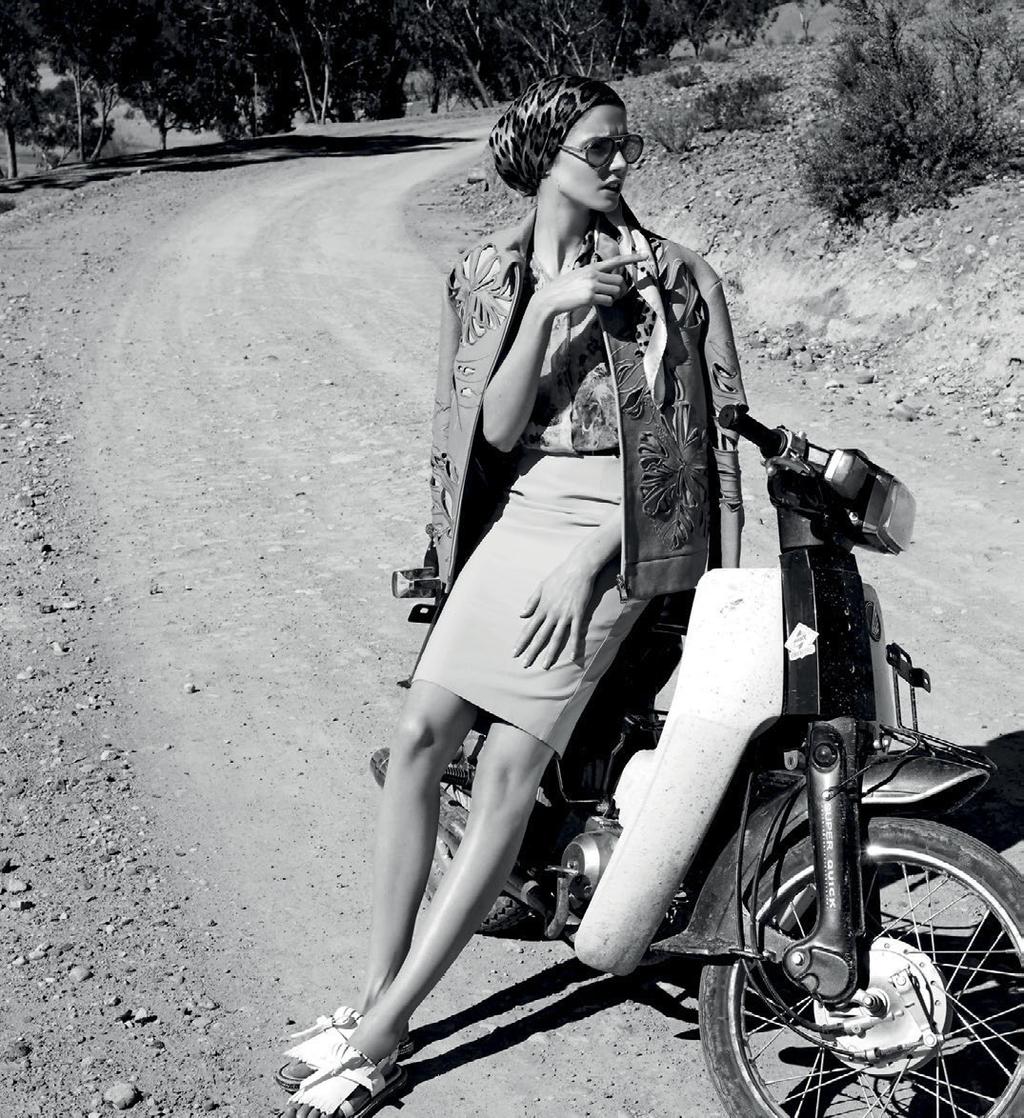 ΤΖΑΚΕΤ Νο 21, numeroventuno.com. Πουκάμισο Kocca, Shop & Trade. Φούστα Elisabetta Franchi, Zilly. Φουλάρι Dolce & Gabbana, Dolce & Gabbana Boutique.