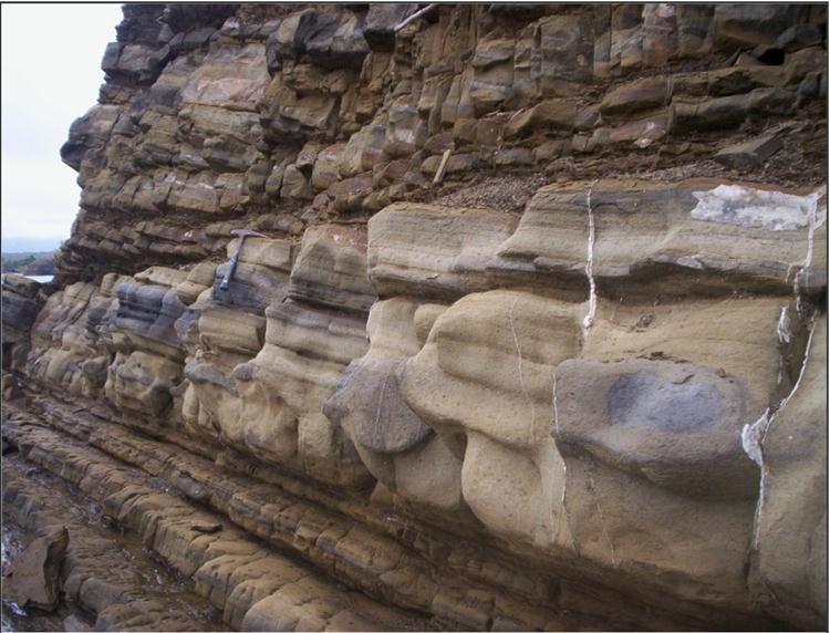 Coarse to medium sandstone. It is tabular, massive, with parallel lamination in the middle and at the top of the bed.