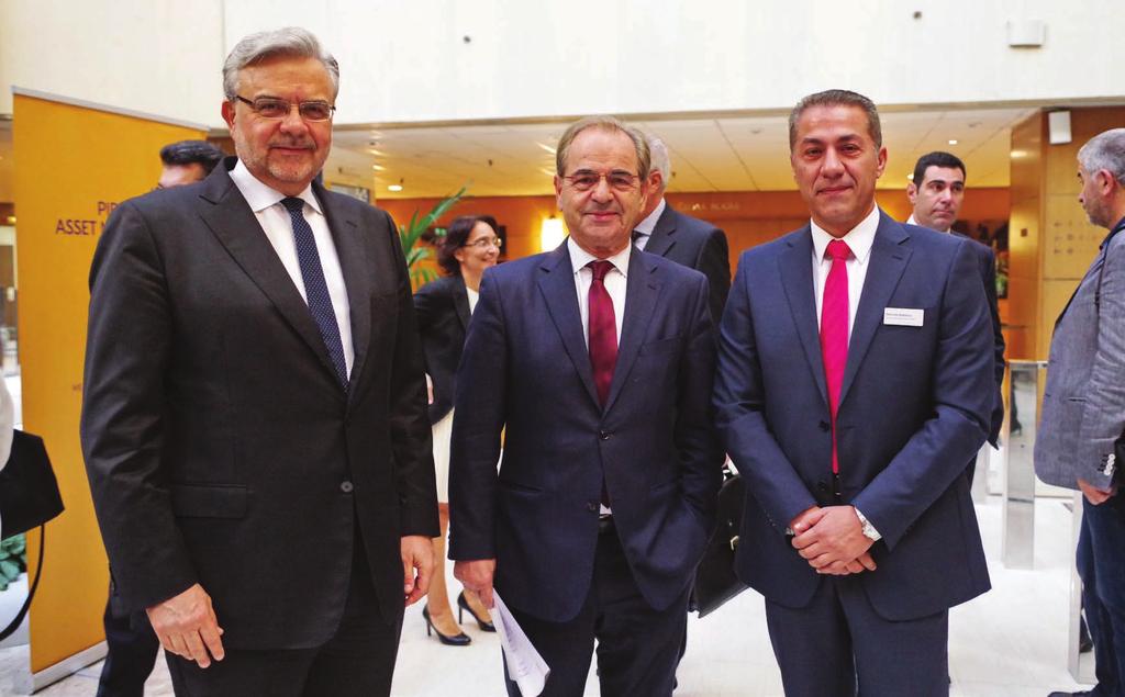 Από αριστερά: ο κ. Χρήστος Μεγάλου, Διευθύνων Σύμβουλος Τράπεζας Πειραιώς, ο κ. Χαράλαμπος Γκότσης, Πρόεδρος Επιτροπής Κεφαλαιαγοράς, ο κ.