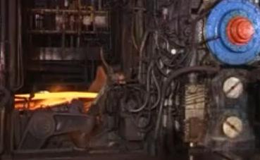 brzina prolaza materijala je veća V 1 >V w od obodne brzine valjaka Kod valjanja