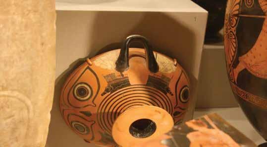 Κύπελλο με παράσταση Σαμιακών πολεμικών πλοίων που τα χάλκινα έμβολά τους σύμφωνα με τον Ηρόδοτο είχαν τη μορφή αγριόχοιρου. Μουσείο του Πανεπιστημίου της Ατλάντα.