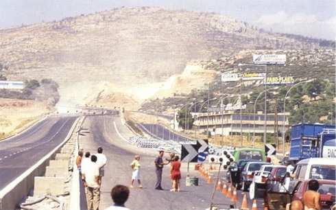 6.5 Προσωρινές διαγραµµίσεις οδοστρωµάτων Η εφαρµογή προσωρινών διαγραµµίσεων σε µία περιοχή εκτέλεσης έργων συνήθως δικαιολογείται οικονοµικά και πρακτικά µόνο σε σταθερές εργασίες µεγάλης