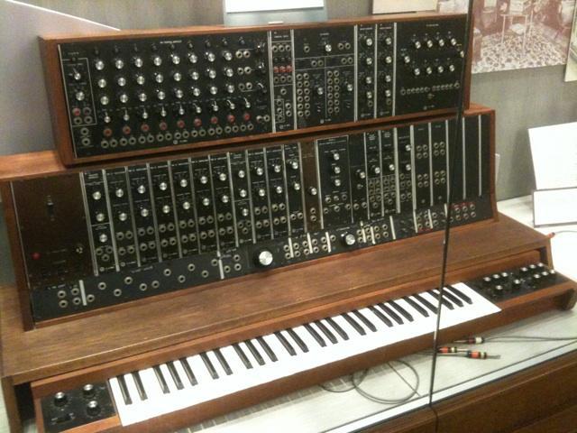 Εικόνα 2.8 Το πρώτο, ευρέως προσιτό, Moog Synthesizer. Μια «επανάσταση» στο χώρο, ήταν η κατασκευή του Minimoog.