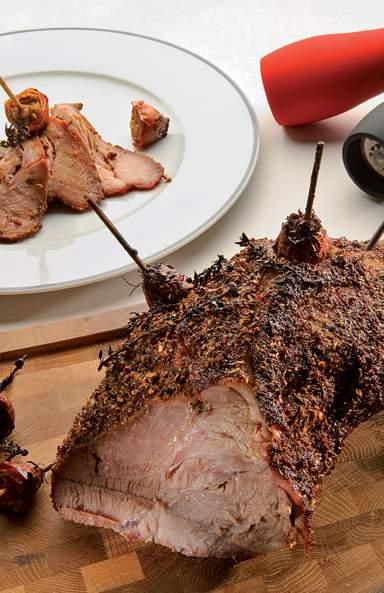 ΨΗΤΟ ΛΑΙΜΟΥ ΜΕ ΜΠΑΧΑΡΙΚΟ BBQ ΜΕ ΣΚΟΡΔΟ-ΒΟΤΑΝΑ Για 10 άτομα ΣΥΜΒΟΥΛΗ Τρίψτε το κρέας δυνατά 3 ώρες πριν το ψήσιμο με το μπαχαρικό BBQ με σκόρδο-βότανα.