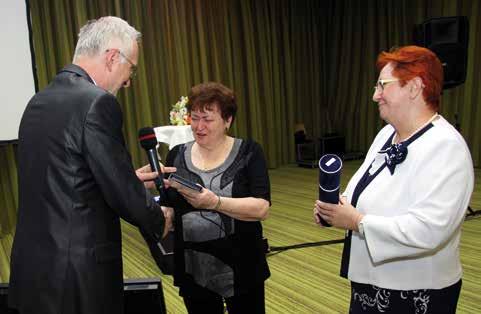 80 Odovzdanie ocenenia Zlatá medaila SLS, doc. Buchvald, doc. Fetisovovová, dr. Kolátorová Posledná sekcia Terapia dermatóz I. (predsedníctvo: V. Flimer, M.