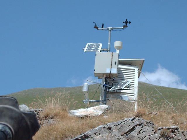 Παρατήρησης Καιρικών Συνθηκών» (Automated Weather Observing System - AWOS) ή «Αυτοματοποιημένο Σύστημα Παρατήρησης Επιφάνειας» (Automatic System Observation Surface - ASOS).