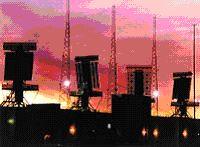 Slika 3.4. Radarski sustavi Osnovni dijelovi svakog radara su: antenski sustav, predajnik, prijamnik i prikaznik. Antenski sustav.