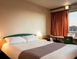 IBIS LA DEFENSE 3* Το ξενοδοχείο της γνωστής αλυσίδας βρίσκεται κοντά στην περιοχή Defense, στο Courbevoie, πολύ κοντά στη Νέα Αψίδα του Θριάμβου,