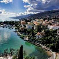Στη συνέχεια κατευθυνόμαστε στο μεσαιωνικό Τρογκίρ (πόλη-νησί), χαρακτηρισμένο από την UN- ESCO ως μνημείο παγκόσμιας κληρονομιάς.