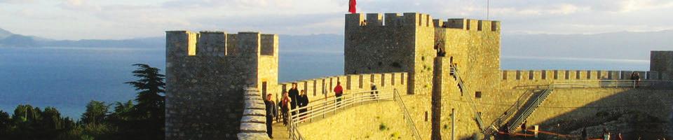 χ αιώνα με τις εκπληκτικές τοιχογραφίες του και την μοναδική, πανοραμική θέα του στη λίμνη.