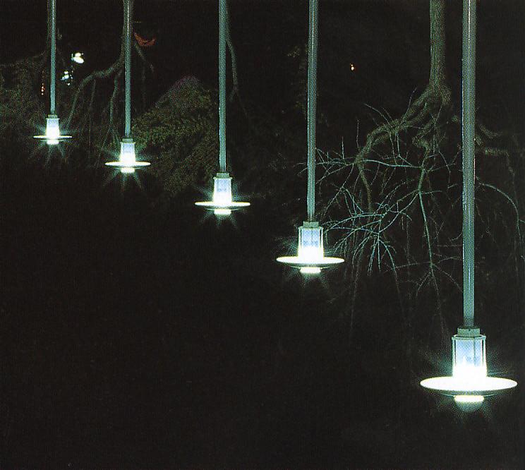 Izbor svetilk Oblika Glede na to, da so svetilke v naseljih namešcene prakticno na vsakih 30 m prometne