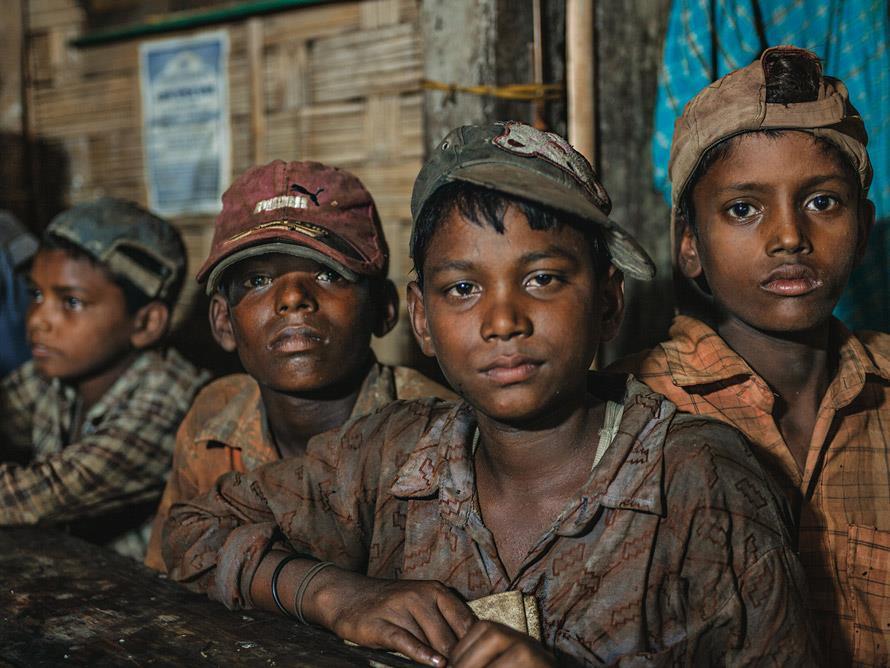 Εικόνα 9. Ανήλικοι εργάτες στα διαλυτήρια του Μπαγκλαντές Στη φωτογραφία φαίνονται οι μικροί εργάτες οι οποίοι υποστηρίζουν πως είναι 14 χρονών, το κατώτατο επιτρεπτό όριο.