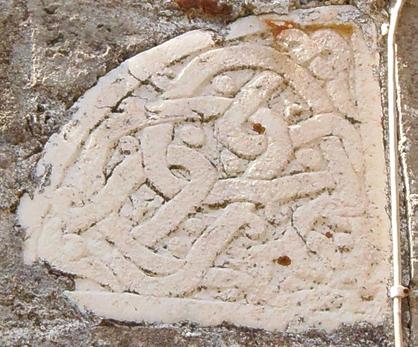 6. Τμήμα πλάκας ανθέμιο, με ανάγλυφα κομβία και ανοιχτά ανθέμια στις γωνίες του πλαισίου.