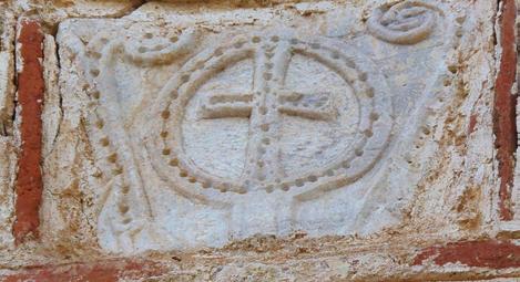 Κιονόκρανο τέμπλου ή κιβωρίου Βρίσκεται πάνω από το παράθυρο του ορόφου του νάρθηκα. Αποδίδεται σε χαμηλό ανάγλυφο.