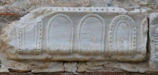 Εικ. 51:Γλυπτό εντοιχισμένο στη δυτική πλευρά ναϋδρίου του λόφου της Επισκοπής Άνω Βόλου (προσωπικό αρχείο). Εικ.