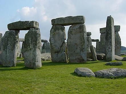 Obr. 2 - Stonehege kamenná stavba v blízkosti mesta Salisbury (Anglicko) zhotovená medzi 2500 aţ 2000 pred n.l., ktorá slúţila napr.