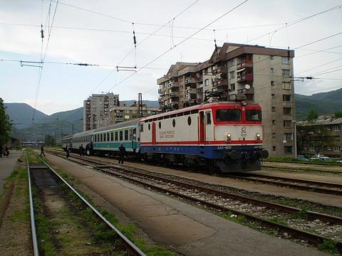 = t t =, gdje je talna, kontantna brzina kojo e tijelo giba Vrijee za koje lak preali put izeñu dije potaje iznoi: za putnički lak t = za brzi lak t = Budući da putnički lak put prijeñe ata dulje od