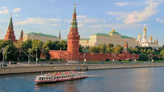Στη συνέχεια θα περπατήσουμε την «Γέφυρα του Πατριάρχη», με την φανταστική θέα του Κρεμλίνου για να επισκεφτούμε τον Καθεδρικό Ναό ολόκληρης της Ρωσίας, τον μεγαλοπρεπή Ι. Ναό του Σωτήρος Χριστού.