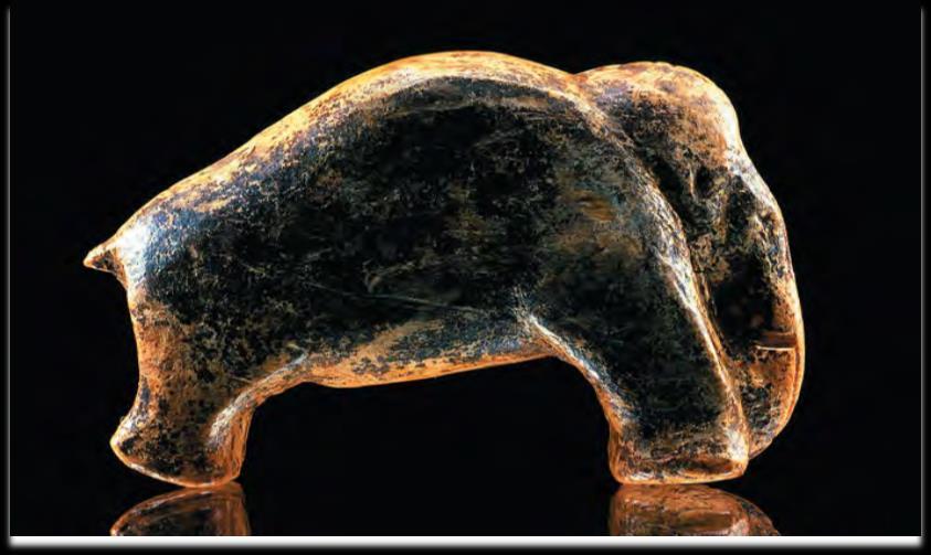 34 فیزیک هسته ای این مجسمه یک ماموت پشم دار است که دقیقا 7.3 cm طول دارد و از دندان عاج یک ماموت به وسیله یک هنرمند که 70333 سال قبل در جنوب غربی المان زندگی می کرده است تراشیده شده است.