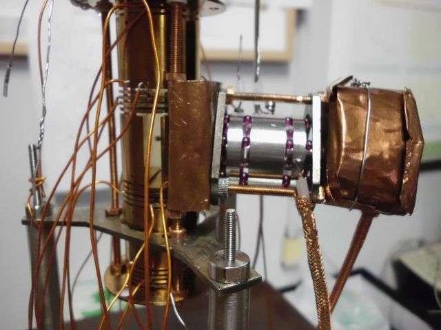 Монохроматор чине две полуцилиндричне електроде чија је оса паралелна оси електронског спектрометра. Сударну комору чине уземљене електроде B 1 и B 2 (слика 6.3) и две полуцилиндричне електроде.