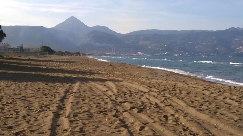 που λειτουργούν κυρίως κατά τους θερινούς μήνες (άποψη από Δ