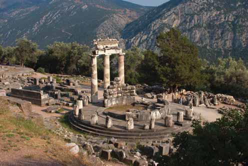 Најчувеније пророчиште Старих Грка било је у Делфима у храму посвећеном богу Аполону, а најпознатија пророчица била је Питија. Најпознатији од свих хероја био је Херакле.
