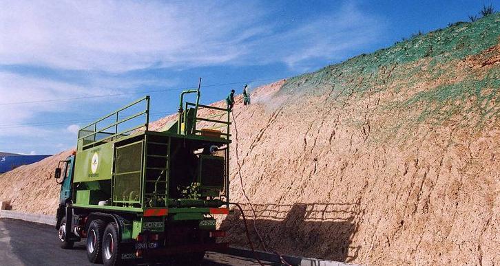 Zaštita pokosa hidrosjetvom Postupak se primjenjuje na strmim nepristupačnim pokosima, a sastoji se od prskanja površine mješavinom sjemena trave, gnojiva, vode, celuloze i visokopolimerne emulzije.
