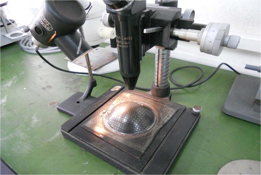Η εξέταση των παραμορφωμένων δοκιμίων γιά την μέτρηση των παραμορφώσεων έγινε με τη χρήση οπτικού μικροσκοπίου το οποίο έχει διμορφωμένη διάταξη για την μέτρηση αποστάσεων έως 40 mm. Σχήμα 6.