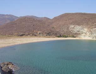 δυνατό ήλιο, αλλά και από το μαγαζάκι του που υπάρχει πάνω στην άμμο μπορείτε να προμηθευτείτε από