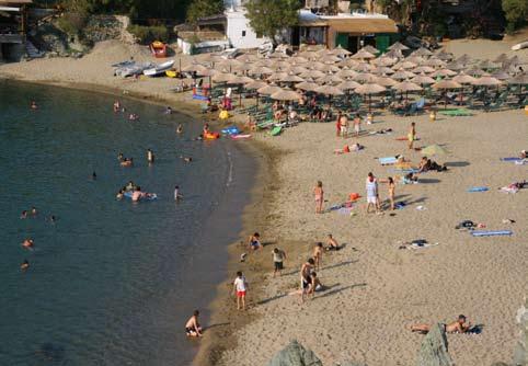 Για φαγητό και ούζο μπορείτε να καθίσετε στο μαγαζάκι του Πέτρου και της Μαρίας το οποίο αποτελεί ένα πολύ