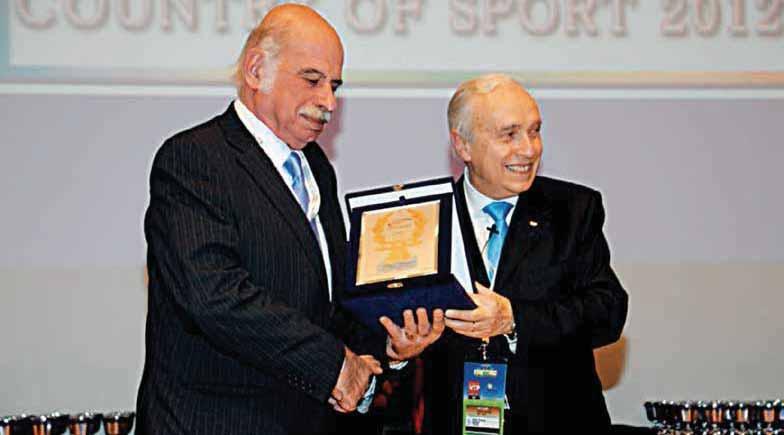 Ο Φράνκο Ασκάνι παραδίδει το βραβείο Country of Sport 2012 στον Πρόεδρο της ΚΟΕ κ.