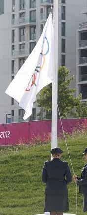 σημαία δίπλα-δίπλα στο Ολυμπιακό Χωριό. Η αρχηγός της αποστολής κ.