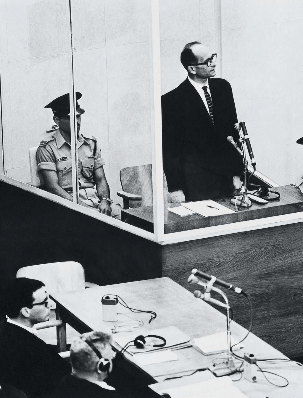 Ο Αντολφ Αϊχμαν κατά τη διάρκεια της δίκης του το 1961 στο Περιφερειακό Δικαστήριο της Ιερουσαλήμ.