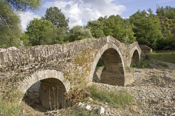 ΚΑΤΑΣΚΕΥΕΣ ΑΠΟ ΤΟΙΧΟΠΟΙΙΑ: ΤΟΞΑ -ΘΟΛΟΙ- ΤΡΟΥΛΟΙ Παρ' ότι ο ναός του Αγίου Φιλούμενου στεγάζεται από ξύλινη στέγη και έναν τρούλο κρίνεται σκόπιμο να γίνει αναφορά και στα τόξα και στους θόλους καθώς