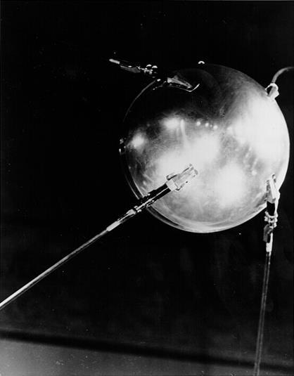 SPUTNIK 1 Η πρώτη επιτυχής τροχιακή εκτόξευση ήταν η αποστολή του σοβιετικού τηλεκατευθυνόμενου δορυφόρου Σπούτνικ 1, στις 4 Οκτωβρίου 1957. Ο δορυφόρος ζύγιζε περίπου 83 κιλά.