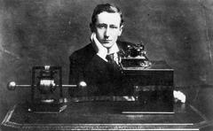 4.3 ΙΣΤΟΡΙΚΗ ΑΝΑΔΡΟΜΗ Η ιστορία του ραδιοφώνου ξεκινά πολύ παλιά, συγκεκριμένα το 1865 ο Μάξγουελ εξέφρασε τη θεωρία της ραδιοτηλεγραφίας.