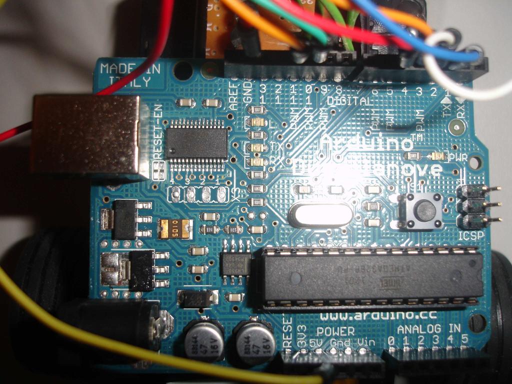 ΑΙΣΘΗΤΗΡΕΣ Ένα ροµποτικό σύστηµα αποτελείται από αισθητήρες, προγραµµατιζόµενη πλακέτα και µονάδες εξόδου Το Arduino είναι ο εγκέφαλος ενός ροµπότ.